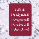 Funny ich machte es Graduation Party Einladungs-Ka Einladung<br><div class="desc">"Ich habe es getan! Ich...  fertig!" Gewitzt,  humorvoll,  unglaublich witzig,  lustig,  rot / bordeauxrot,  anpassbar,  Abschluss Einladung. Spaß für Jungen und Mädchen,  die aus dem Kindergarten,  der Mittelschule oder Oberschule,  Uni,  Universität geschlossen sind. Große personalisierte Ankündigungskarte für Party für alle Altersstufen.</div>