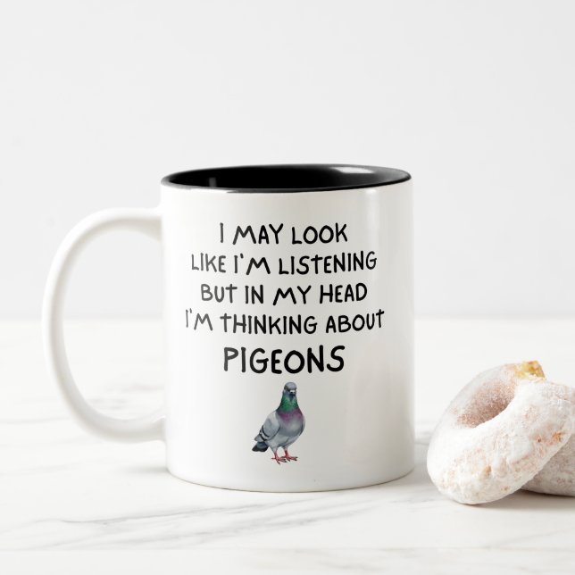 Funny I'm Thinking About Pigeons Zweifarbige Tasse (Mit Donut)