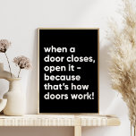 Funny Inspiration Zitat in Schwarz und Weiß Poster<br><div class="desc">Wenn sich eine Tür schließt,  öffnen Sie sie - denn so funktionieren Türen!</div>