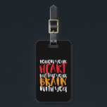 Funny inspirierendes Zitat folgen Sie Ihrem Herzen Gepäckanhänger<br><div class="desc">Inspiration,  lustige und humorvolle Motivation Zitat,  um Sie inspiriert behalten und andere um Sie herum zu motivieren. Schönes Sprichwort darüber,  rational zu sein,  denken Sie,  bevor Sie handeln. Folge deinem Herzen,  aber nimm dein Gehirn mit. Die Hintergrundfarbe kann auf die gewünschte Farbe angepasst werden.</div>