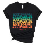 Funny Introvert Sagittarius Birthday Retro T-Shirt<br><div class="desc">Sind Sie ein Schütze, der im Schatten gedeiht und in Ihrer eigenen Welt Trost findet? Mit unserem exklusiven Retro-T - Shirt "Antisocial Sagittarius" für Gradiententexte, der speziell für Sie entworfen wurde, lassen Sie sich von Ihrer mysteriösen und introspektiven Natur verzaubern! Machen Sie es besonders, indem Sie es mit Ihrem Namen...</div>