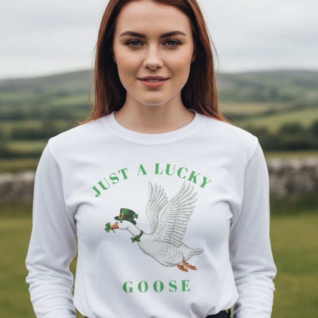 Funny Irish St. Patrick's Day Just a Lucky Goose T-Shirt (Von Creator hochgeladen)