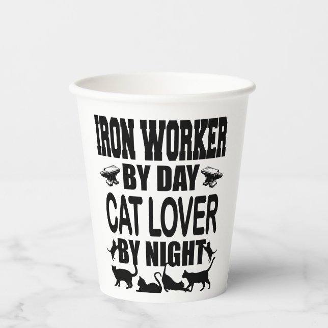 Funny Iron Worker by Day Cat Lover by Night Pappbecher (Vorderseite)