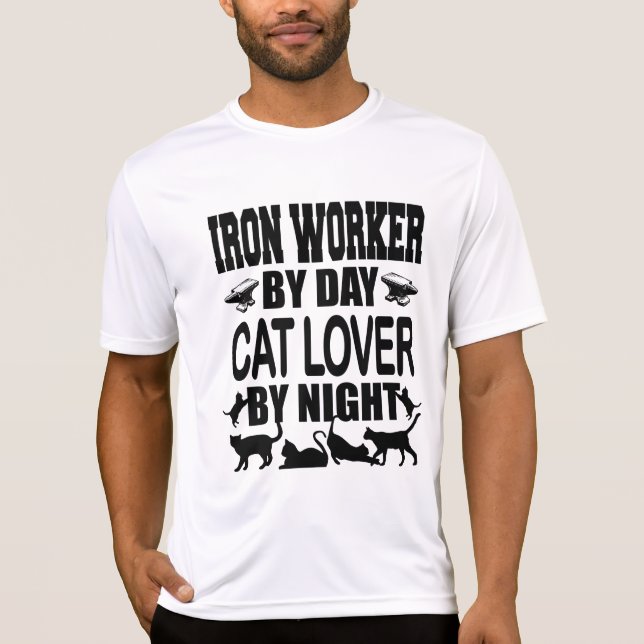 Funny Iron Worker by Day Cat Lover by Night T-Shirt (Vorderseite)