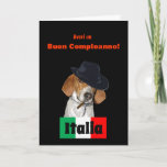 Funny Italian Birthday Mobster Charley Dog Card Karte<br><div class="desc">Eine lustige Geburtstagskarte in italienischer Sprache mit einem Rettungshund namens "Charley", der als Mobster mit italienischer Flagge gekleidet ist. Sagt "Haben Sie einen glücklichen Geburtstag auf der Vorderseite und auf der Innenseite sagt: "Denn' ich bin da Chef von Ihnen!" alle auf Italienisch. Dieses humorvolle originale Design und Foto des Künstlers...</div>