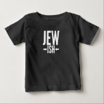 Funny Jewish Gift für Bat/Bar Mitzvah oder Hanukka Baby T-shirt<br><div class="desc">Dieses jüdische Geschenk ist lustig für jeden, der nur ein kleiner Jude oder vielleicht nur halb jüdisch ist. Sie können das um Hanukka oder Weihnachten als lustigen Witz benutzen, während alle anderen einen hässlichen Weihnachtspulli haben. Dieses witzige jüdische Geschenk sagt Jude Ish mit Pfeilen, die auf den Fisch zeigen, und...</div>