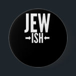 Funny Jewish Gift für Bat/Bar Mitzvah oder Hanukka Button<br><div class="desc">Dieses jüdische Geschenk ist lustig für jeden, der nur ein kleiner Jude oder vielleicht nur ein halber Jude ist. Sie können das rund um Hanukkah oder Weihnachten als lustigen Witz benutzen, während alle anderen einen hässlichen Weihnachtspulli haben. Dieses lustige jüdische Geschenk sagt Juden Ish mit Pfeilen, die auf den Fisch...</div>