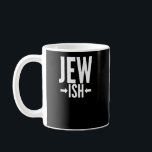 Funny Jewish Gift für Bat/Bar Mitzvah oder Hanukka Kaffeetasse<br><div class="desc">Dieses jüdische Geschenk ist lustig für jeden, der nur ein kleiner Jude oder vielleicht nur halb jüdisch ist. Sie können das um Hanukka oder Weihnachten als lustigen Witz benutzen, während alle anderen einen hässlichen Weihnachtspulli haben. Dieses witzige jüdische Geschenk sagt Jude Ish mit Pfeilen, die auf den Fisch zeigen, und...</div>
