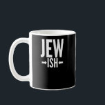 Funny Jewish Gift für Bat/Bar Mitzvah oder Hanukka Kaffeetasse<br><div class="desc">Dieses jüdische Geschenk ist lustig für jeden, der nur ein kleiner Jude oder vielleicht nur halb jüdisch ist. Sie können das um Hanukka oder Weihnachten als lustigen Witz benutzen, während alle anderen einen hässlichen Weihnachtspulli haben. Dieses witzige jüdische Geschenk sagt Jude Ish mit Pfeilen, die auf den Fisch zeigen, und...</div>