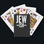 Funny Jewish Gift für Bat/Bar Mitzvah oder Hanukka Spielkarten<br><div class="desc">Dieses jüdische Geschenk ist lustig für jeden, der nur ein kleiner Jude oder vielleicht nur halb jüdisch ist. Sie können das um Hanukka oder Weihnachten als lustigen Witz benutzen, während alle anderen einen hässlichen Weihnachtspulli haben. Dieses witzige jüdische Geschenk sagt Jude Ish mit Pfeilen, die auf den Fisch zeigen, und...</div>