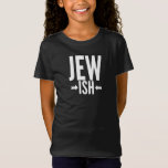 Funny Jewish Gift für Bat/Bar Mitzvah oder Hanukka T-Shirt<br><div class="desc">Dieses jüdische Geschenk ist lustig für jeden, der nur ein kleiner Jude oder vielleicht nur halb jüdisch ist. Sie können das um Hanukka oder Weihnachten als lustigen Witz benutzen, während alle anderen einen hässlichen Weihnachtspulli haben. Dieses witzige jüdische Geschenk sagt Jude Ish mit Pfeilen, die auf den Fisch zeigen, und...</div>