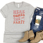 Funny Junggeselinnen-Abschied T Shirt<br><div class="desc">Niedliches und lustiges Bachelorette Gray T Shirt für die Freunde der Braut . Einfaches Party,  das hier steht,  kommt mit rosa Buchstaben und einem rosa Ring.</div>