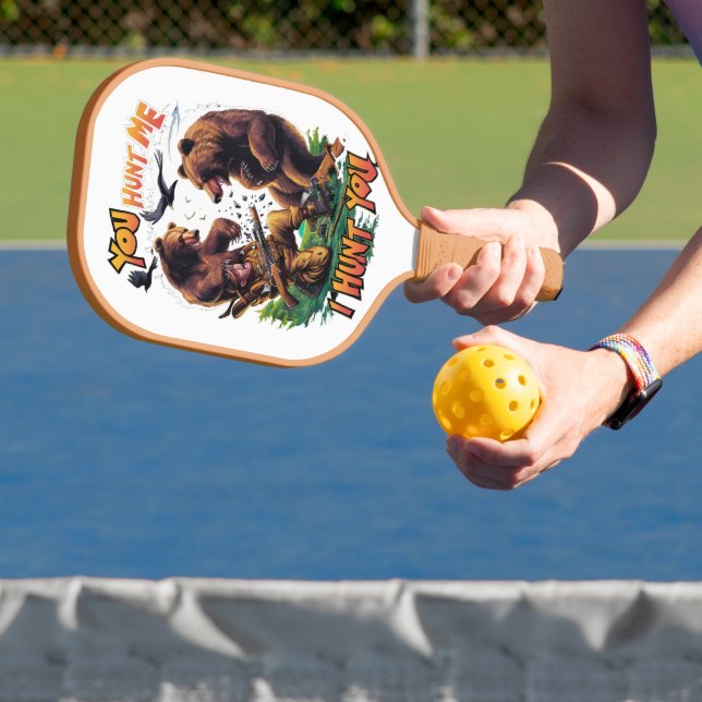 Funny Junting Bears Battle for Rifle Pickleball Schläger (InSitu)
