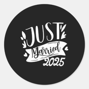 Funny Just Married 2025 Niedlich Bride and Groom M Runder Aufkleber