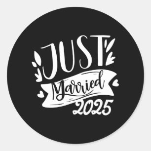 Funny Just Married 2025 Niedlich Bride and Groom M Runder Aufkleber