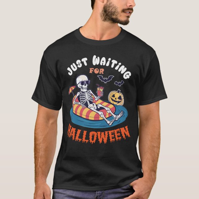 Funny Just Waiting For Halloween Skeleton Spooky  T-Shirt (Vorderseite)