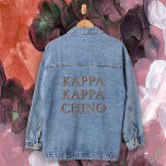 Funny Kappa Kappa Chino Kaffa Lover Jeansjacke<br><div class="desc">Dieses lustige Design, das auf griechisches Leben an der Uni oder Universität eingeht, hat einen prominenten "Kappa Kappa Chino"-Text, der in fett gedrucktem, kaffefarbigem Text mit schwarzem Schatten dargestellt ist. Seien Sie der Hit eines jeden Coffee Shops und Lebensmittelladen, wenn Sie dieses Design tragen. Es ist eine wunderbare Geschenkidee für...</div>