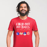 Funny Karo Out My Balls Weihnachtsschmuck T-Shirt<br><div class="desc">Dieses lustige und festliche Design ist perfekt für die Ferienzeit. Es enthält den Satz "Karo aus meinen Ballen", mit einem Strang von Weihnachtsbeleuchtung, an dem vier Ornamente hängen. Zu den Ornamenten zählen Schneeflocken, der Weihnachtsmann, der Baum und dekorative Ornamente in Blau, Weiß, Rot, Schwarz und Grün. Es ist unglaublich witzig,...</div>