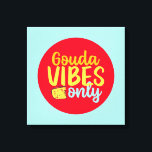 Funny Käse Gouda Vibes Nur Retro Farbkunst Leinwanddruck<br><div class="desc">Bunte Typografie mit Retro und lebhaften Farben. Die sonnigen Punts und Zitate über Essen,  Kochen,  Backen und Essen. Perfekte Dekoration für Ihre Küche,  Ihr Abendessen,  Café,  Bäckerei oder Restaurant. Die Hintergrundfarbe (Kreis und Quadrat) ist über das Design Tool anpassbar.</div>