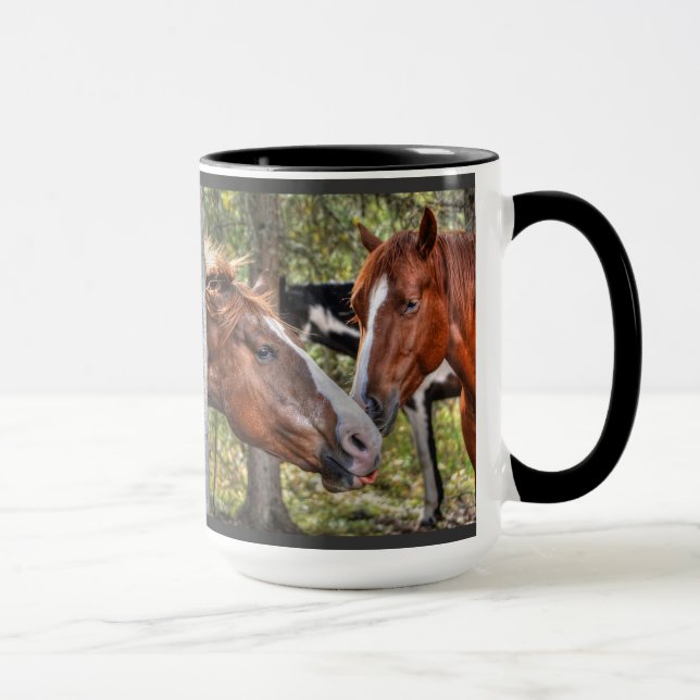 Funny Kastnut Stallion & Mare in einem waldreichen Tasse (Rechts)
