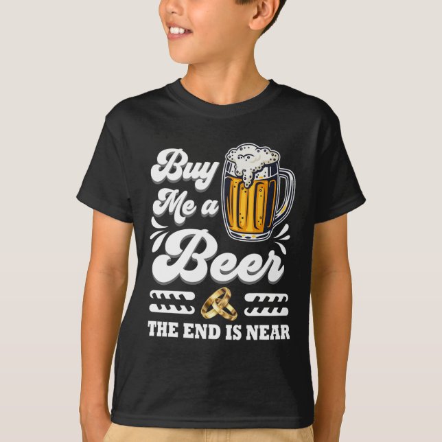 Funny kaufe mir ein Bier, das Ende ist nah an der  T-Shirt (Vorderseite)