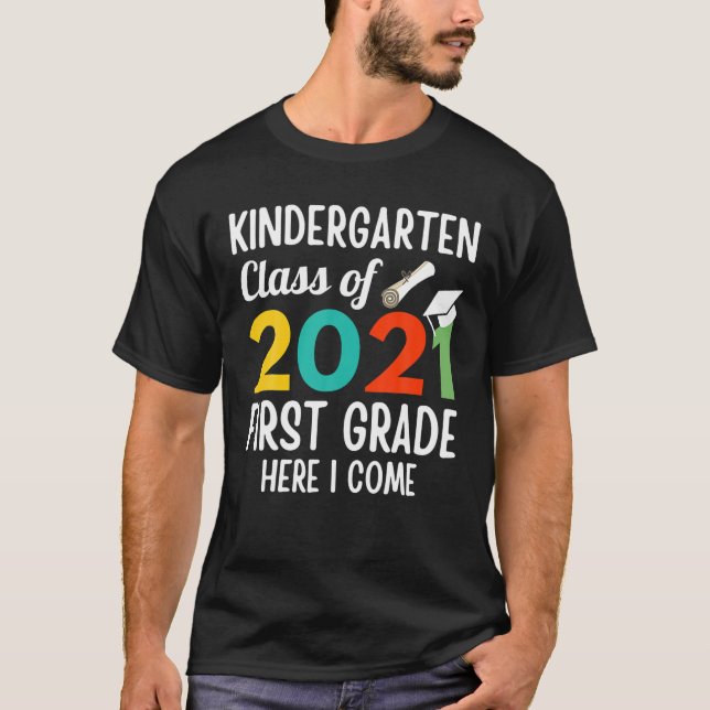 Funny Kindergarten Klasse 2021 erste Klasse hier T-Shirt (Vorderseite)