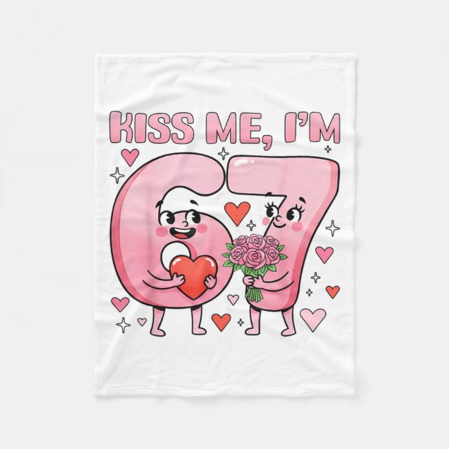 Funny Kiss Me I'm 67 Cute Valentine's Day Couples  Fleecedecke (Vorderseite)