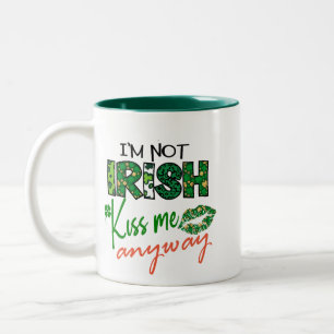 Funny "Kiss Me I'm Not Irish" Zwei-Tone-Kaffee-Tas Zweifarbige Tasse