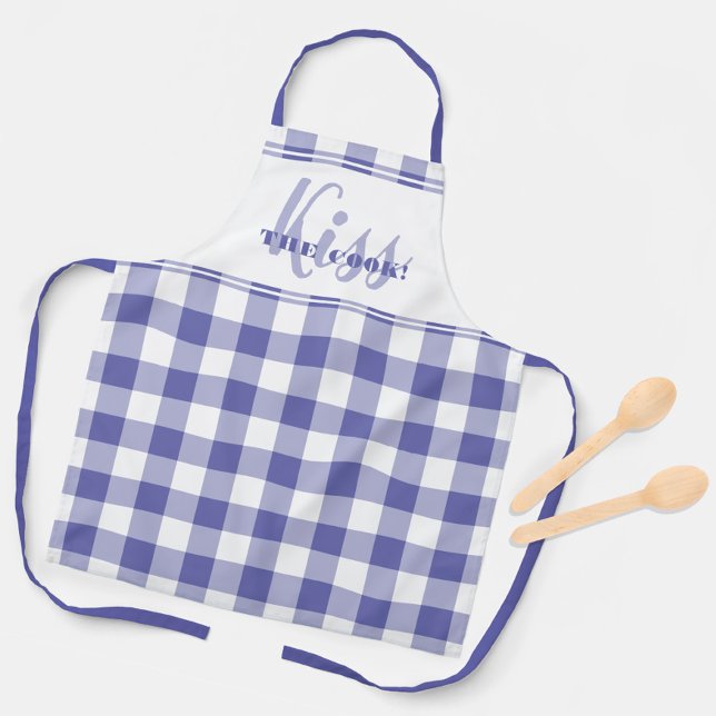 Funny Kiss The Cook Zitat Gingham Karo Periwinkle Schürze (Funny Kiss The Cook Quote Gingham Check Periwinkle Apron)