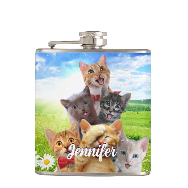 Funny Kittens auf grünem Feld. Flachmann (Vorderseite)
