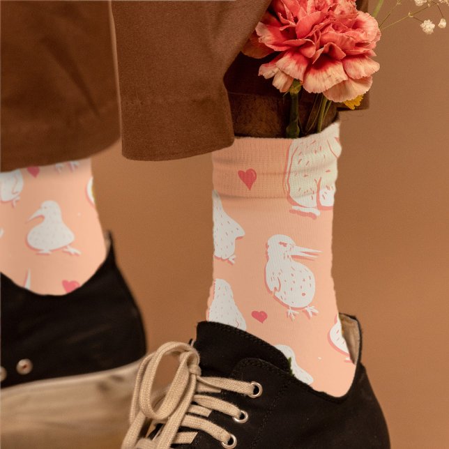 Funny Kiwi Valentine Bird Hinterns Niedlich Hearts Socken (Silly & cute Valentine Kiwi bird butt socks in peach with hearts and flowers)