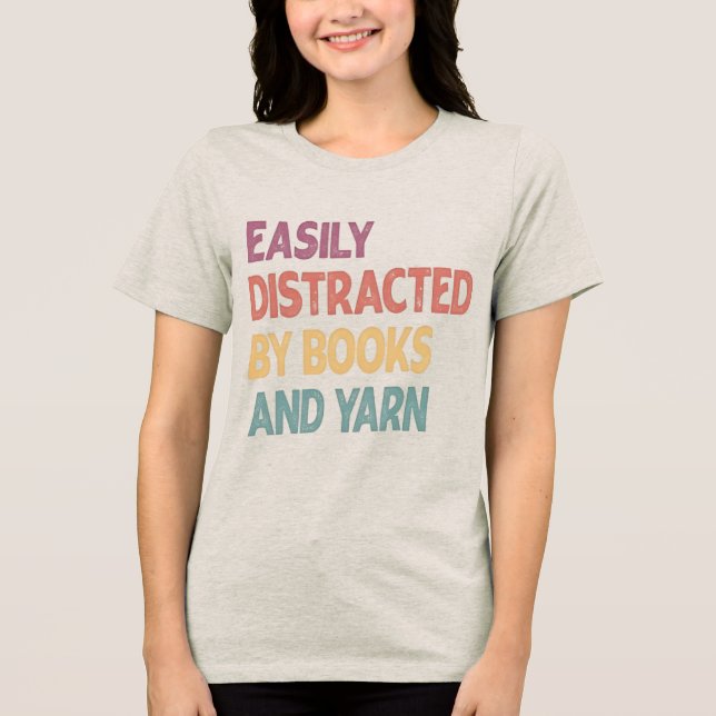 Funny Knitting Shirt – Easily Distracted by Knitti (Vorderseite)