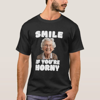 Funny Lächeln, wenn Ihre geile Alte Dame die Ai um T-Shirt