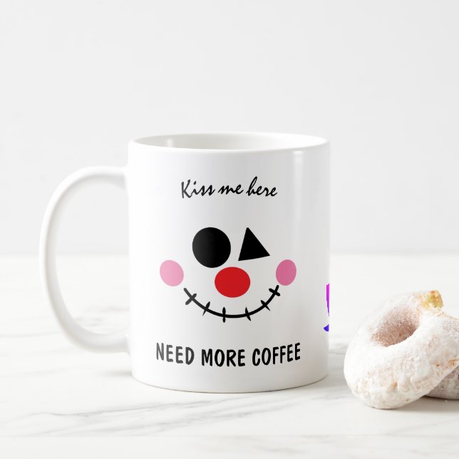 Funny lächelnd Gesicht. Brauche mehr Kaffee. Küss  Kaffeetasse (Mit Donut)