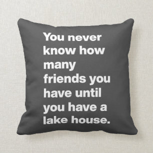 Funny Lake House Freunde Zitat Typografie Black Kissen