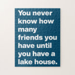 Funny Lake House Freunde Zitat Typografie Blau Puzzle<br><div class="desc">Dieses Rätsel zeigt eine humorvolle Botschaft, die lautet: "Du weißt nie, wie viele Freunde du hast, bis du ein Seehaus hast." Set in fett weißem Text auf tiefblauem Hintergrund. Dieses Puzzle ist perfekt für Seeheibesitzer oder diejenigen, die gerne am See wohnen, und ist eine lustige Aktivität für Ansammlungen oder ein...</div>