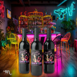 Funny Lasse Lit Cocktail Birthday Adult Weinetikett<br><div class="desc">Heben Sie die Neonjubeln! Auf unserem Weinflaschenetikett steht das Neonzeichen "Let's Get Lit" mit dem Party-Duo Giraffe und Flamingo. Es ist nicht nur ein Etikett,  es ist eine Verkündung eines coolen Party. Handgezeichnete Kunst. Design erstellt durch ©WhimsicalArtwork™ Dies ist Teil einer kompletten Geburtstagsparty Suite</div>