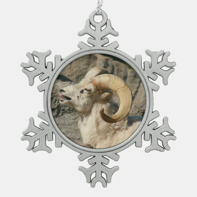 Funny Laughing Bighorn Sheep oder Ram Schneeflocken Zinn-Ornament (Vorderseite)