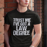 Funny Law School Abschluss Anwalt Spaß Zitat T-Shirt<br><div class="desc">Vertrau mir,  ich habe einen Jurastudium got. Ein lustiges Geschenk für einen Jurastudenten,  der gerade die Bar-Prüfung abgelegt und bestanden hat. Ein kleiner Spaß des Anwalts.</div>