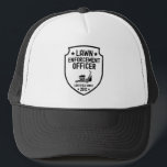 Funny Lawn Mowing Vater Garde Arbeit Vater Joke Truckerkappe<br><div class="desc">Offiziell unglaublich witzig! Dieses Tee des "Offiziers für die Rechtsdurchsetzung" ist perfekt für Väter, die stolz mähen. Passen Sie es mit einem bestimmten Jahr an! Ideal für Väter, die Liebe mähen, Gartenarbeit oder Witze von Papa machen. Ein lustiges Geschenk für Vatertag, Geburtstage oder Wochenendkrieger, die das Grasschneiden ernst nehmen, oder...</div>