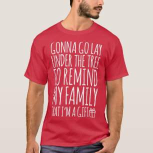 Funny Lay unter Weihnachtsbaum erinnern Familie bi T-Shirt