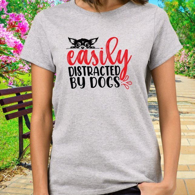 Funny leicht abgelenkt von Chihuahua T-Shirt (Von Creator hochgeladen)