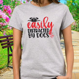 Funny leicht von Mops-Hunden abgelenkt T-Shirt