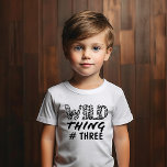 Funny Leopard Print, Zitat von Wild Things Kleinkind T-shirt<br><div class="desc">Dieses niedliche und lustige Design ist perfekt für Ihre Kinder. Es enthält das Zitat "Wild Thing, (#), " (das auf eine beliebige Zahl angepasst werden kann) in Leopardengeflecht schwarze Typografie drucken. Es ist modern, spielerisch, unterhaltsam und cool; das perfekte Design, um Ihre Kinder zu schenken. (Matching Shirts sind für Mama...</div>