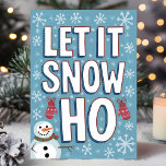 Funny Let It Snow Ho Snowman Weihnachten<br><div class="desc">Fügen Sie der Weihnachtszeit mit dieser frechen Weihnachtskarte "Let It Snow Ho" einen kleinen Spaß hinzu. Dieses Design mit fett gehefteter Typografie und einem spielerischen Schneemann ist perfekt für diejenigen, die Liebe haben, festlichen Beifall mit einer leichtsinnigen, unumkehrbaren Drehung zu verbinden. Schneeflocken und Winterelemente schmücken den blauen Hintergrund, während rote...</div>