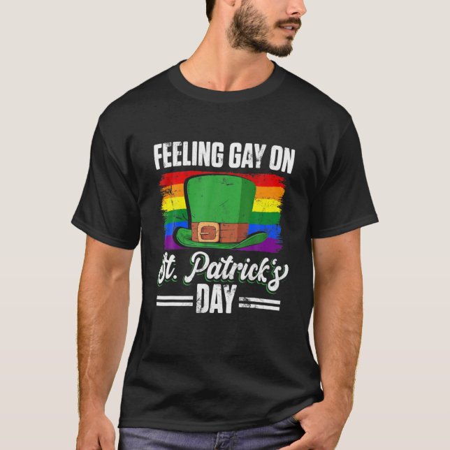 Funny LGBTQ Gefühl Gay On St Patricks Day Rainbo T-Shirt (Vorderseite)