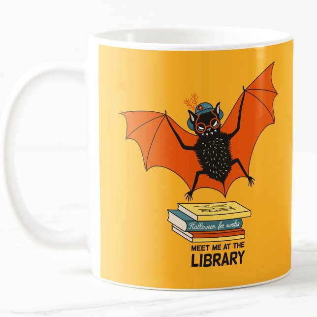 Funny Librarian Teacher Art - Niedliches Bat Book  Kaffeetasse (librarian yellow orange ceramic mug with a cute cartoon bat with eyeglasses flying over books)