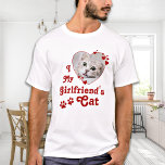 Funny Liebe Meine Freundin's Cat Custom Heart Foto T-Shirt<br><div class="desc">Wen Liebe du wirklich? Deine Freundin oder ihre Katze! Geben Sie Ihrem Freund diesen Valentinstag das perfekte Geschenk mit diesem lustigen Katzenliebhaber-Shirt! Ein Muss für jeden Katzenliebhaber, Katze Mama und Katzenpapa ! Eine lustige Drehung auf meiner Liebe My Girlfriend, dieses Shirt Zitat "I Liebe My Girlfriend's Cat" ... Personalisieren Sie...</div>