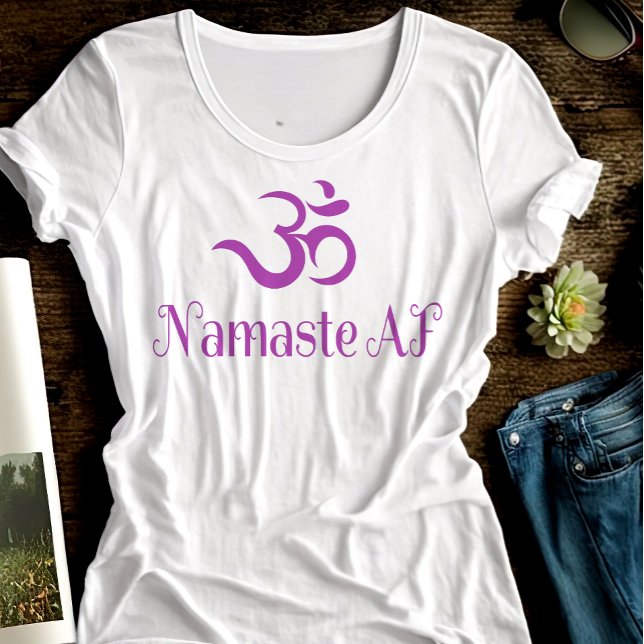 Funny Lila OM Symbol Namaste AF Cool Fun Yoga T-Shirt (Von Creator hochgeladen)