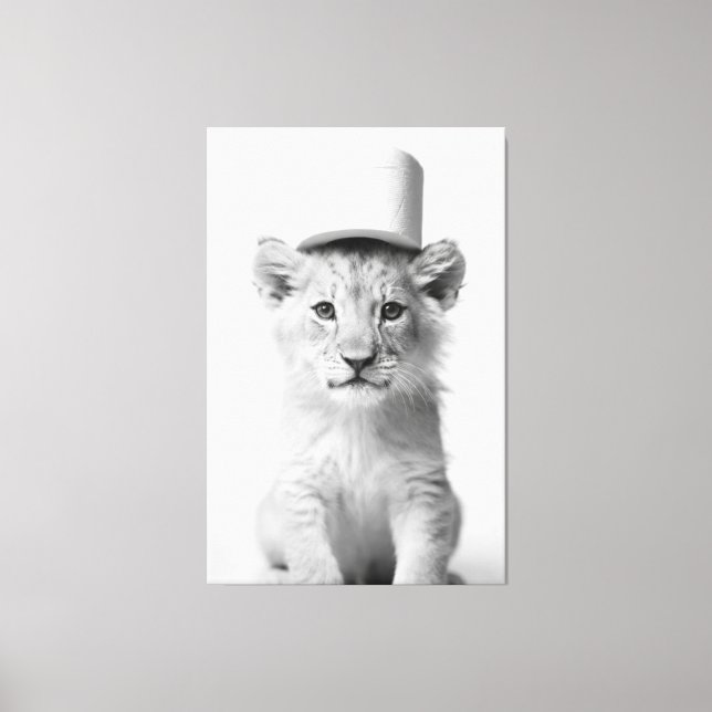 Funny Lion Cub Wearing Toilet Paper Animal Photo Leinwanddruck (Vorderseite)